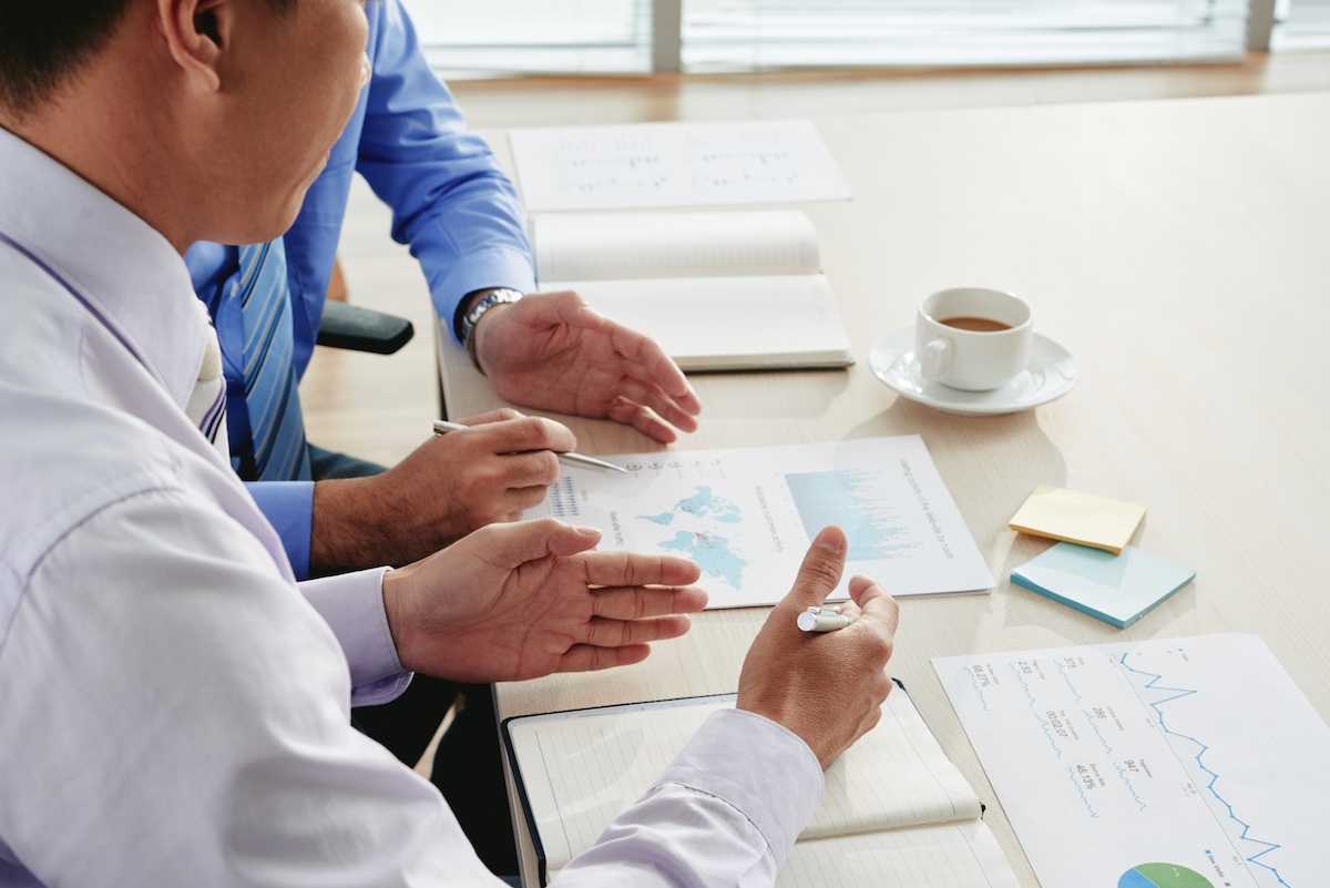 cropped-businessmen-discussing-analytical-visuals-working-business-strategy 三華生技細胞與基因治療產品安全性評估實驗室